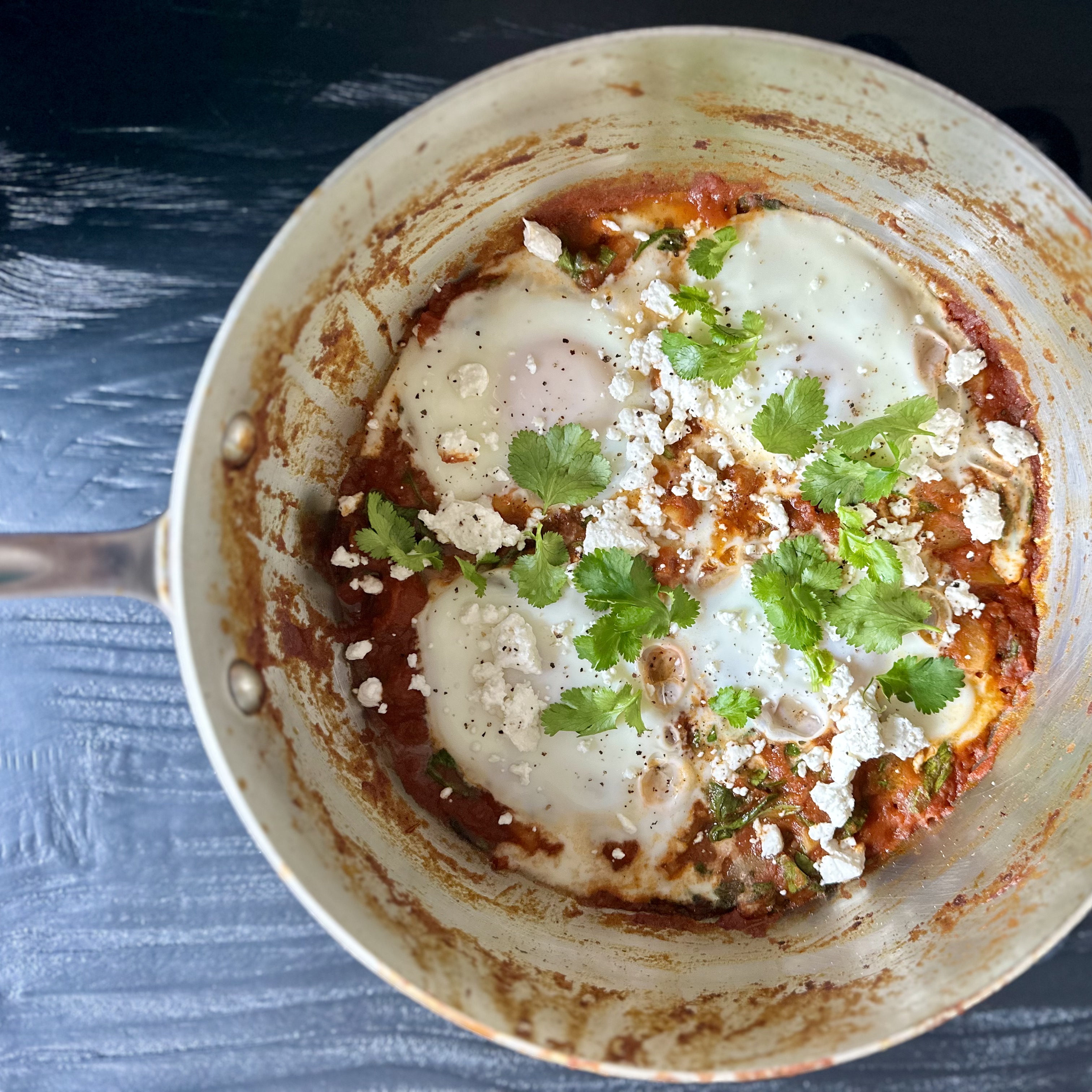 Spicy Baked Eggs with Kale, Potatoes & Goat Cheese: A Flavourful and Hearty Dish