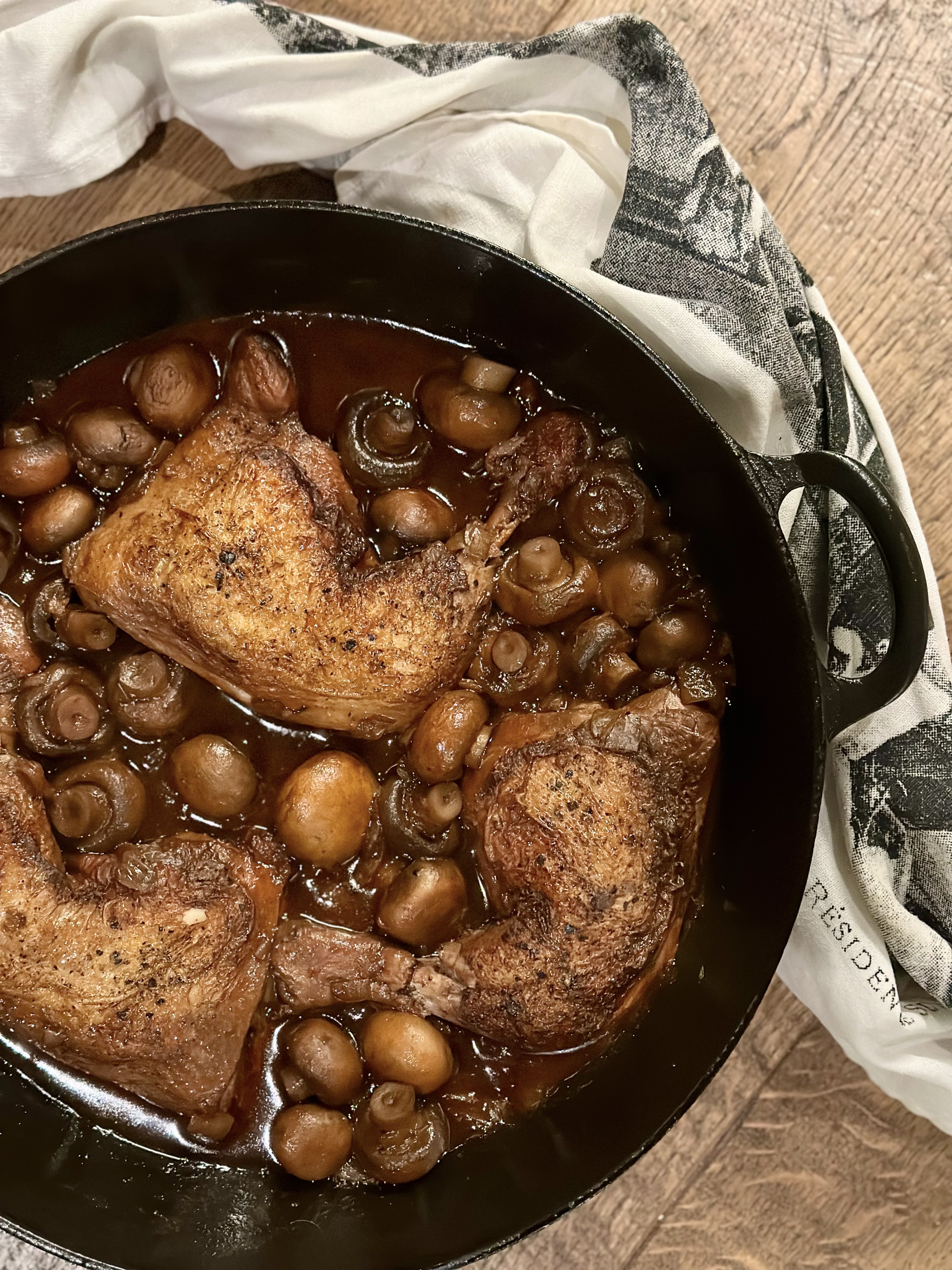 One-pot chicken with mushrooms and red wine